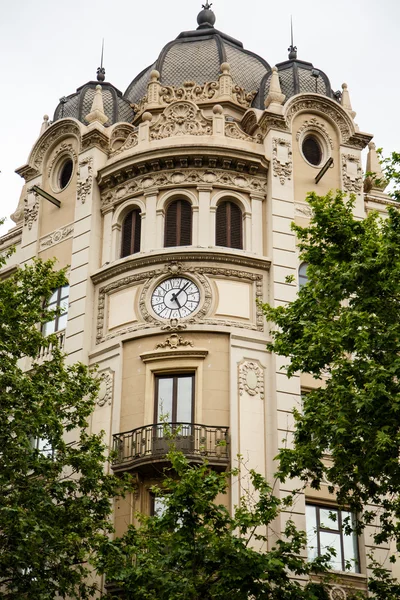 Reloj en el antiguo edificio abovedado de Barcelona — Foto de Stock