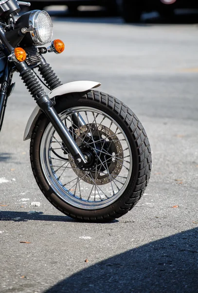 Переднє колесо на мотоциклі — стокове фото