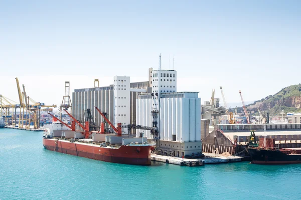 Roest gekleurde frieghter in industriële haven — Stockfoto