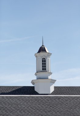 asfalt üzerinde beyaz ahşap kubbe