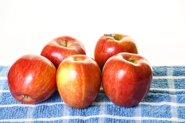 蓝色毛巾上的五个红苹果 — 图库照片