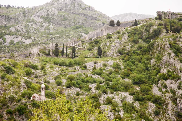 Passerella di avvolgimento su Kotor Mountainside.jpg — Foto Stock