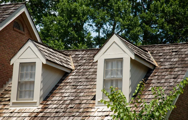 ウッド シェーカーの屋根の上の dormes — ストック写真