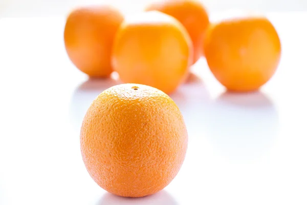 Naranjas enteras en blanco — Foto de Stock