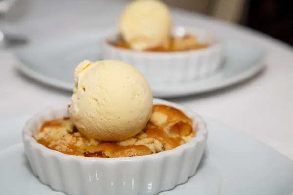 Tarte aux pommes à la crème glacée vanille — Photo