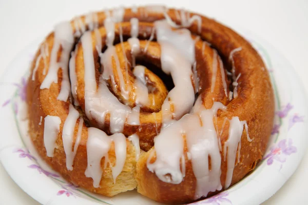 Fresh Cinnamon Roll on Paper Plate — Stock Photo, Image