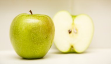 yarısı arka planda yeşil elma