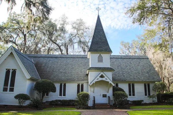 Gammal vit kyrka i södra park — Stockfoto