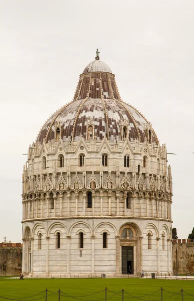 Vacker kupol kyrka i pisa — Stockfoto