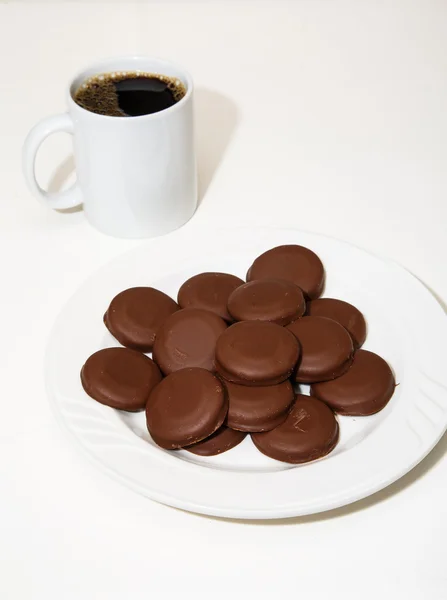 Vékony menta süti és kávé a fehér — Stock Fotó