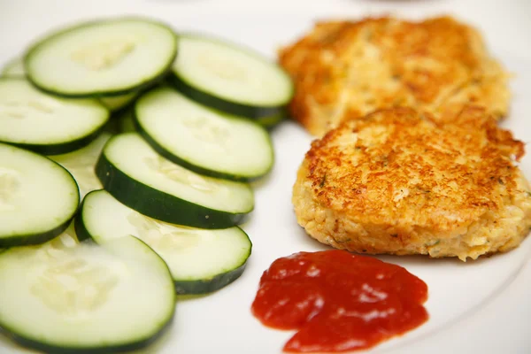 Crab Cakes with Sliced Cucumbers and Cocktail Sauce — Stock Photo, Image