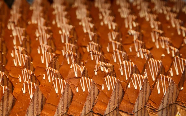 Muitas fatias de bolo de chocolate — Fotografia de Stock