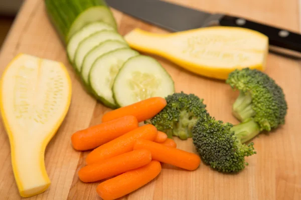 Vegetables on Cutting Board.jpg — Stock Photo, Image