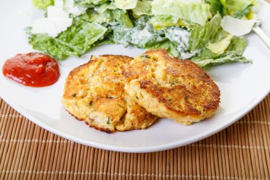 Yengeç kekleri ve Sezar salatası ile kokteyl sos