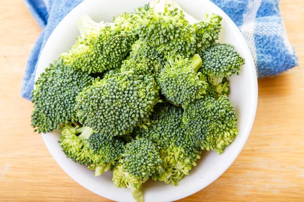 Talerz brokułów na stole — Zdjęcie stockowe
