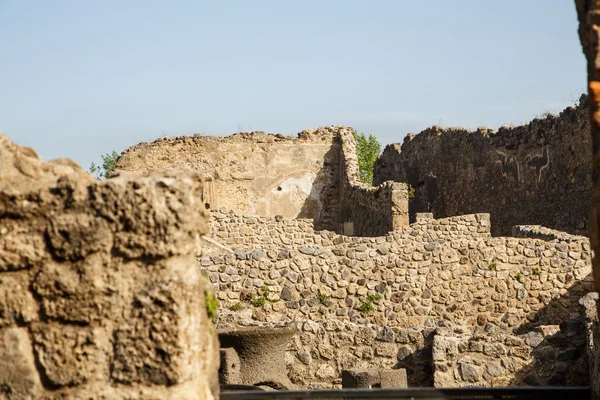 Ruiny Pompejí s rozpadající se zeď v popředí — Stock fotografie