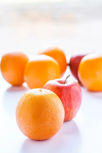 오렌지와 사과 창 빛에 — 스톡 사진