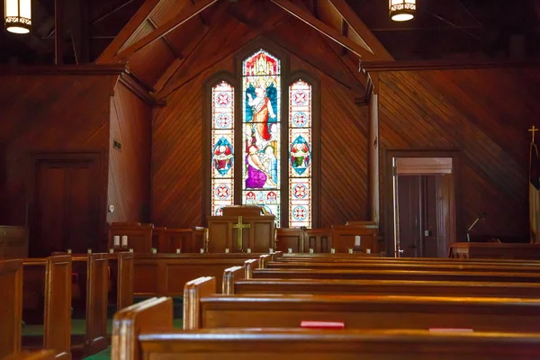 Hout pouwt en gebrandschilderd glas in kleine kerk — Stockfoto