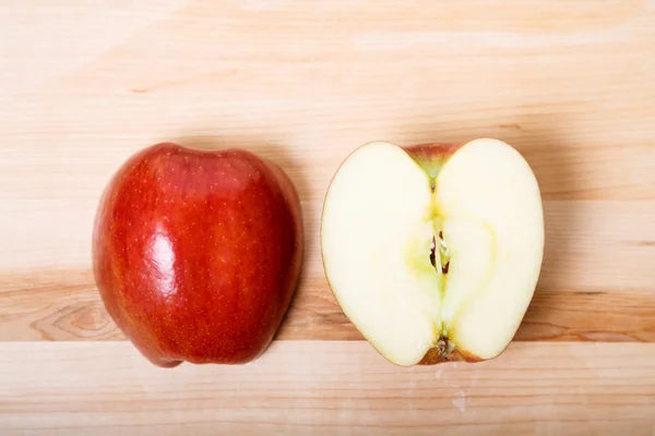 Apfel auf Holzschneidebrett schneiden — Stockfoto