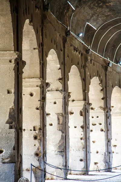 Staré vypeckovaných oblouky v Koloseu — Stock fotografie