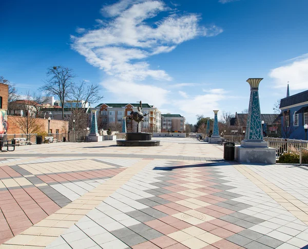 Красочный каменный Патио в городе под голубым небом — стоковое фото