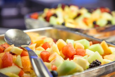 İki meyve kase üzerinde bir büfe