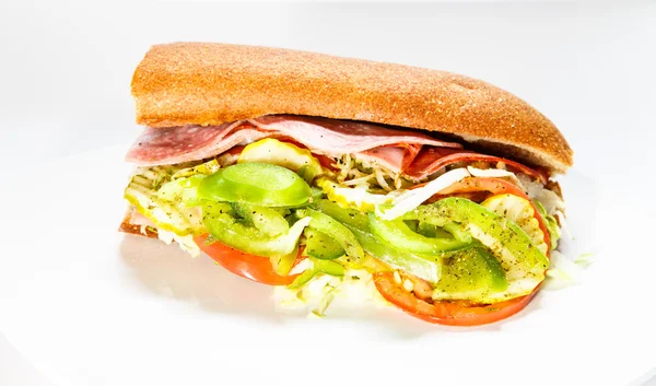 Sub sanduíche italiano com legumes frescos — Fotografia de Stock