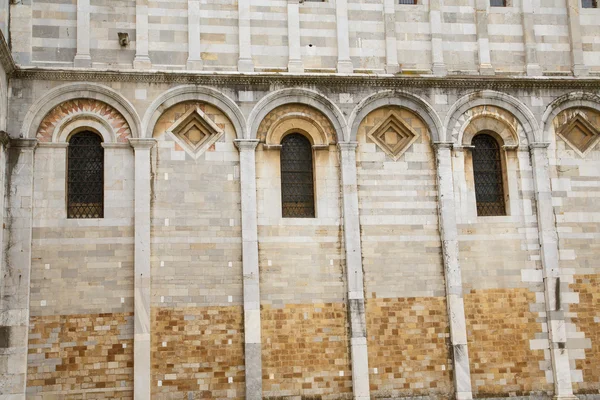 Arches et détails en pierre sur le mur de la vieille église — Photo