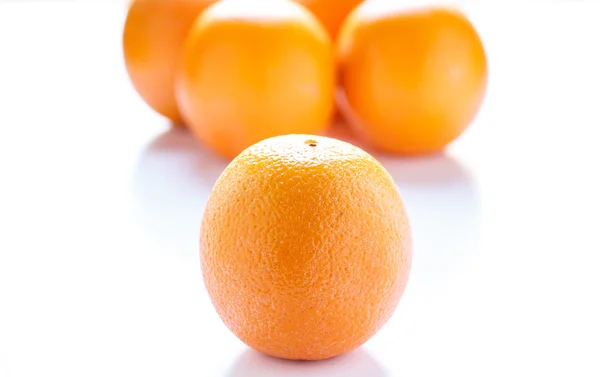橙色与桔子在背景中 — 图库照片