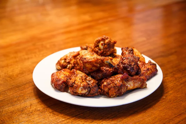 Mesquite Wings on White Plate and Wood Table — Stock Photo, Image