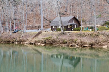 Yeni günlük kabin kış nehir kıyısında