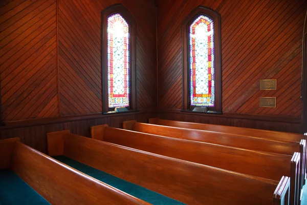 长椅和在教堂里的彩绘玻璃 — 图库照片