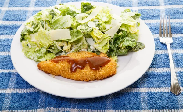 Salade César et poitrine de poulet barbecue — Photo