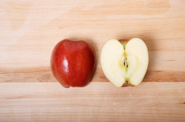 elma kesme tahtası üzerinde ikiye böldüm.