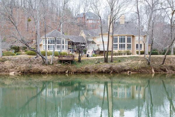 Casa moderna en la orilla del río Calma — Foto de Stock