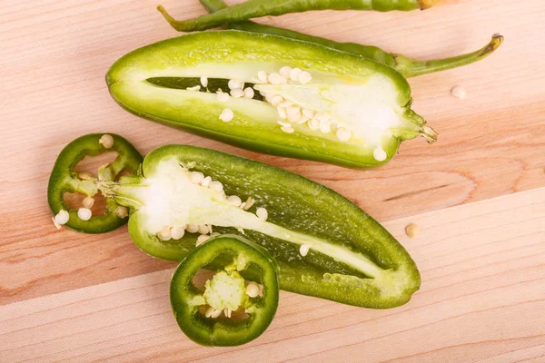 Jalapeno pepers op een houten bord — Stockfoto