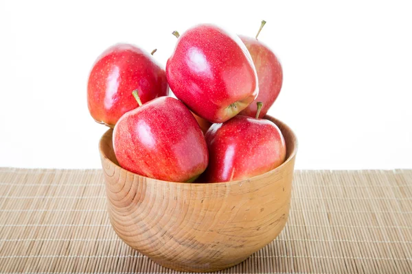 Trä skål full av röda äpplen — Stockfoto
