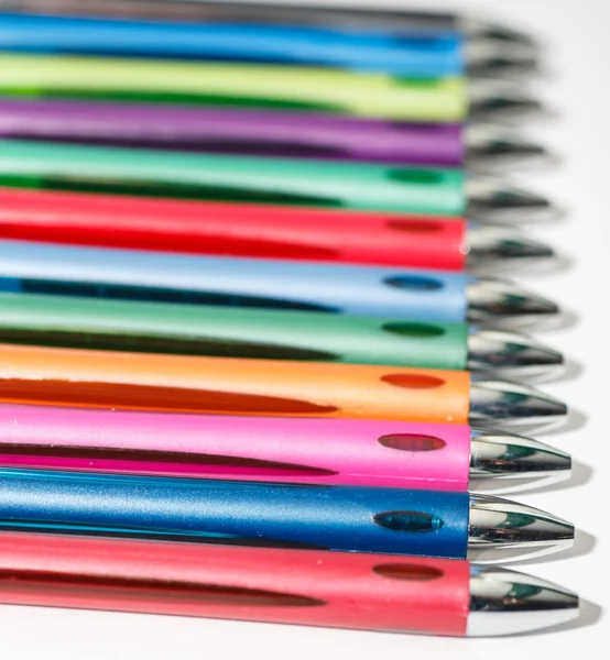 Penne colorate su bianco — Foto Stock