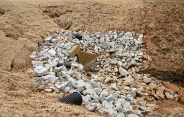 çakıl taşları taşma drenaj çevresinde