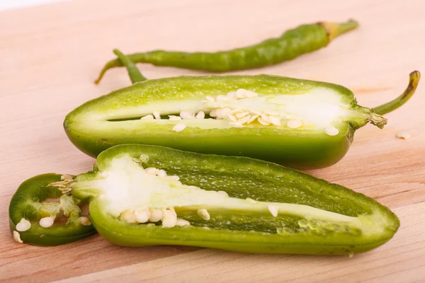 Gesneden jalapeno en hele cayenne peppers — Stockfoto