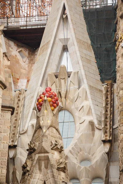 Барвисті прикраси на старий камінь церкви — стокове фото