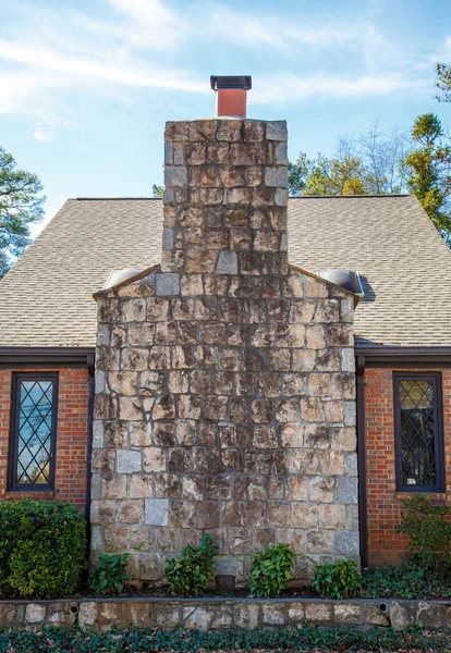 Duży kamień komin na mały murowany domek letniskowy — Zdjęcie stockowe