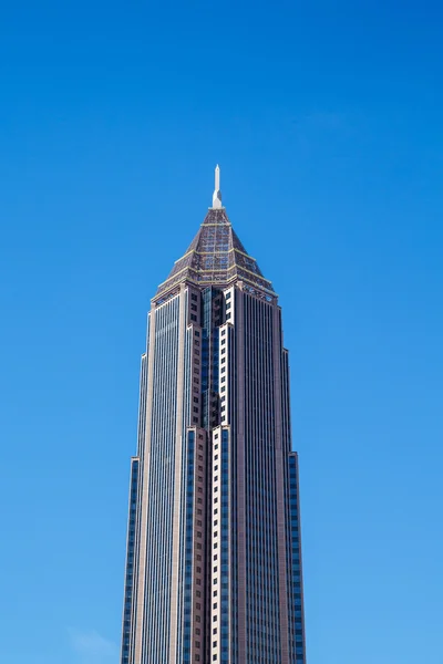 Nové hnědé mrakodrap pod modrou oblohou — Stock fotografie