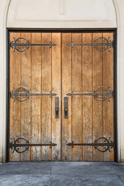 Παλιά εκκλησία πόρτες με μεντεσέδες σιδήρου — Φωτογραφία Αρχείου