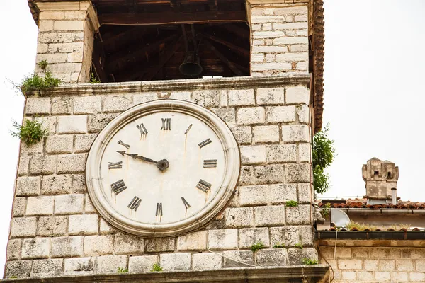 Reloj viejo en la torre de piedra — Foto de Stock