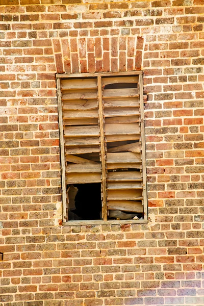 Kırık kaburgalar eski penceresi — Stok fotoğraf