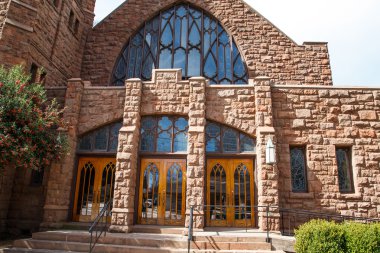 eski kırmızı taş kilisede süslü kapıları