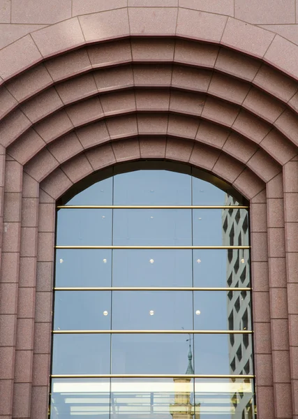 Сучасні скла в арочні вікна — стокове фото