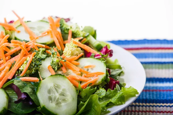 Свежий овощной салат на красочной площади — стоковое фото