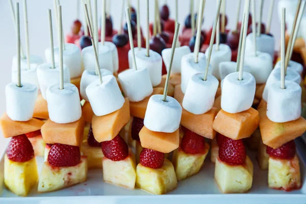 Kabobs de frutas com marshmallows — Fotografia de Stock